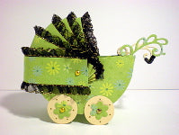 Coffret naissance bébé avec landau vert en relief – Boite cadeau artisanale élégante.