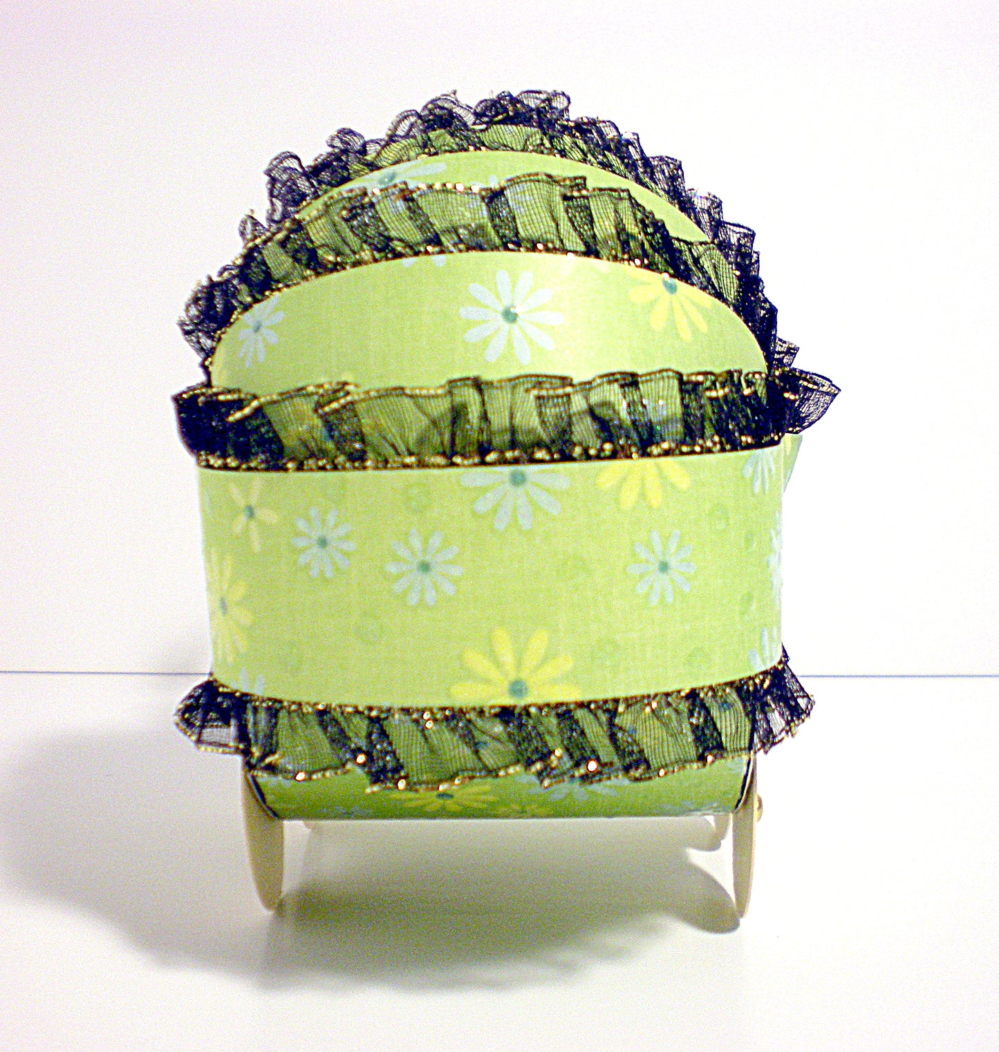 Coffret naissance bébé avec landau vert en relief – Boite cadeau artisanale élégante.