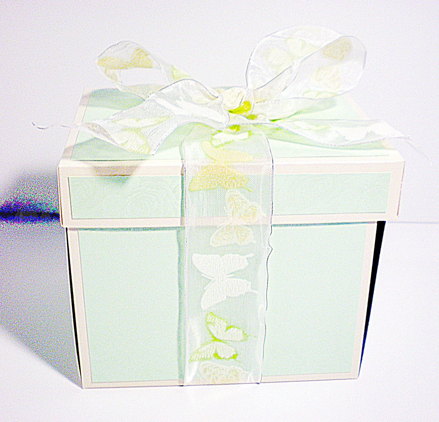 Coffret naissance bébé avec landau vert en relief – Boite cadeau artisanale élégante.