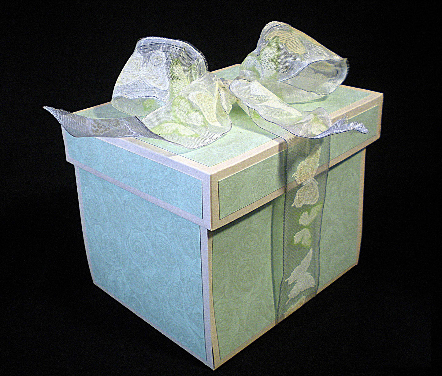 Coffret naissance bébé avec landau vert en relief – Boite cadeau artisanale élégante.