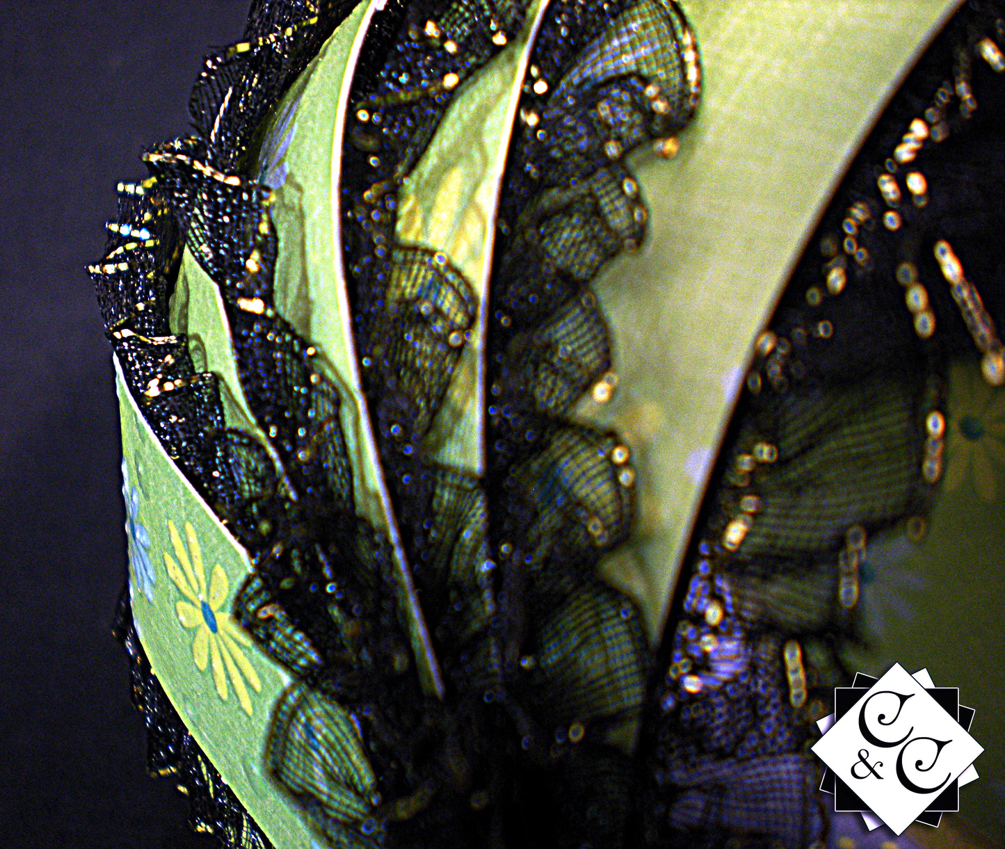 Coffret naissance bébé avec landau vert en relief – Boite cadeau artisanale élégante.