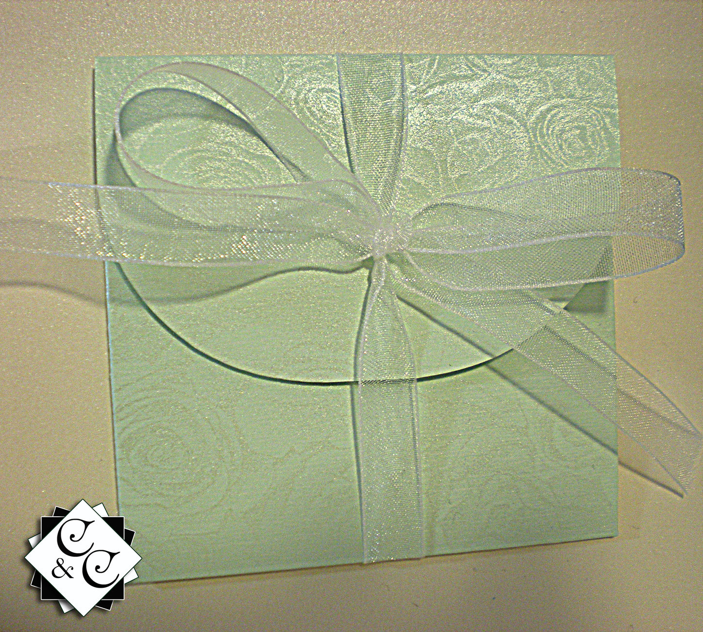 Coffret naissance bébé avec landau vert en relief – Boite cadeau artisanale élégante.