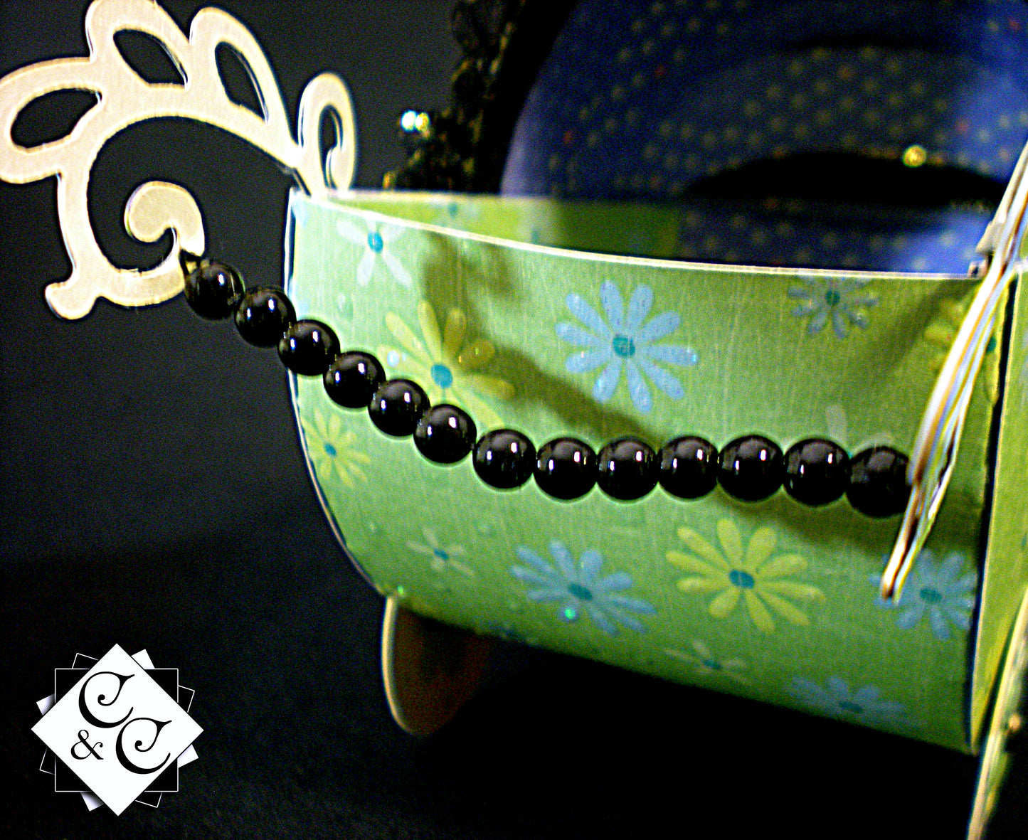 Coffret naissance bébé avec landau vert en relief – Boite cadeau artisanale élégante.