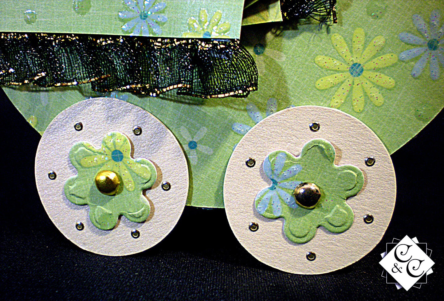 Coffret naissance bébé avec landau vert en relief – Boite cadeau artisanale élégante.