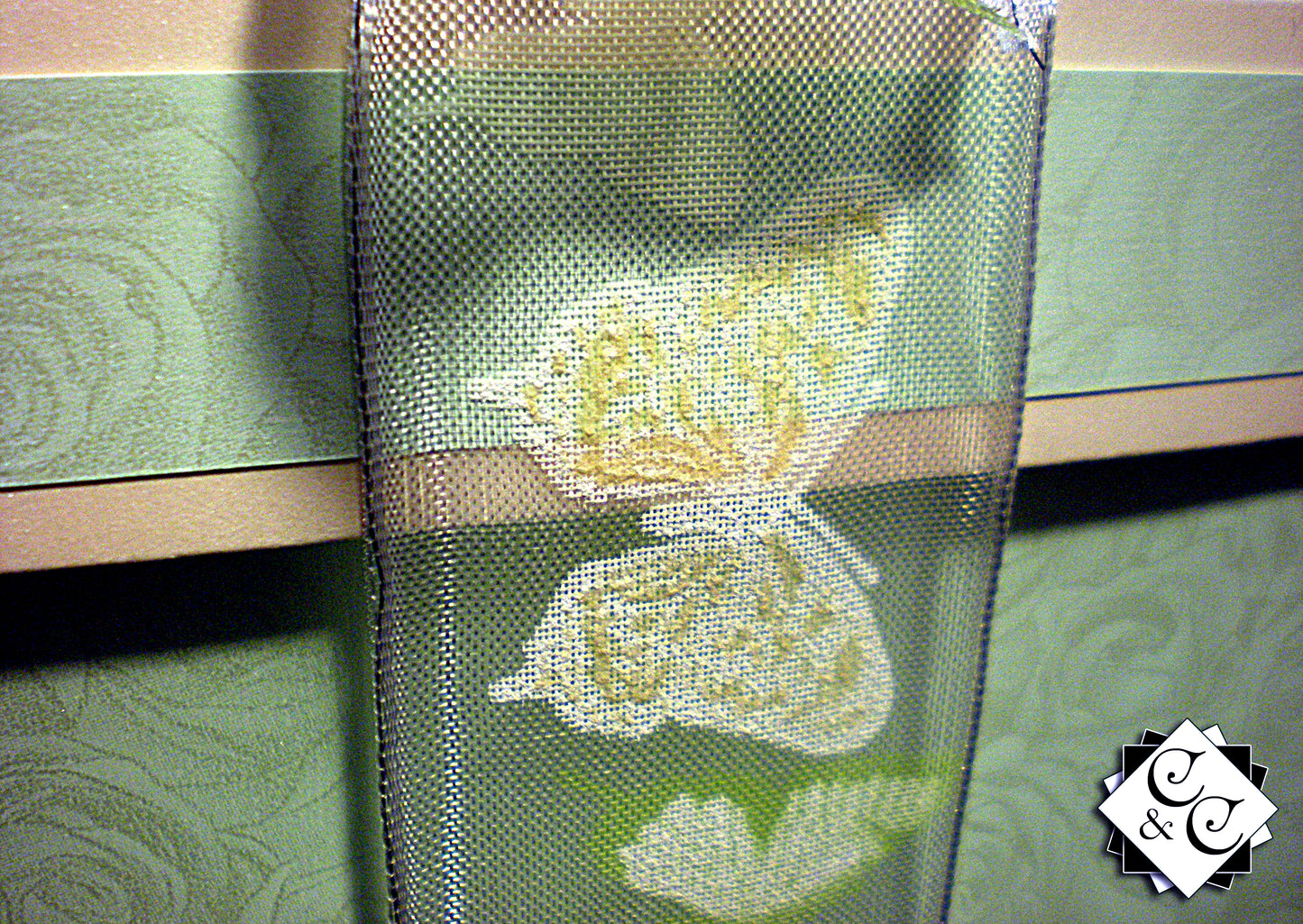 Coffret naissance bébé avec landau vert en relief – Boite cadeau artisanale élégante.