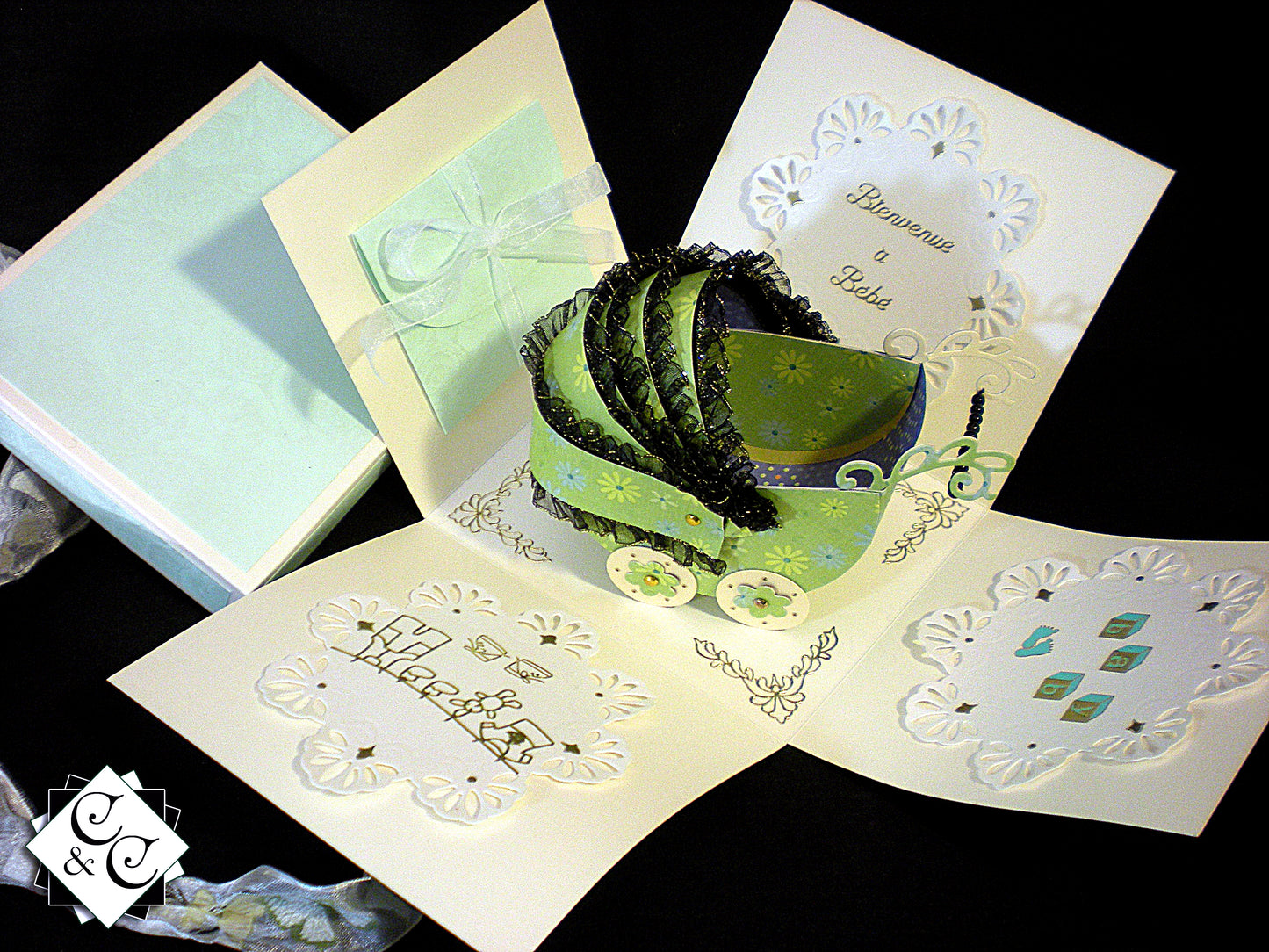 Coffret naissance bébé avec landau vert en relief – Boite cadeau artisanale élégante.