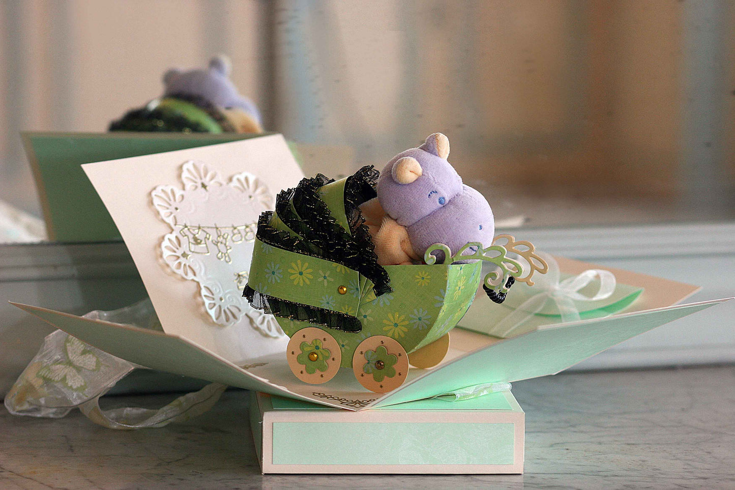 Coffret naissance bébé avec landau vert en relief – Boite cadeau artisanale élégante.