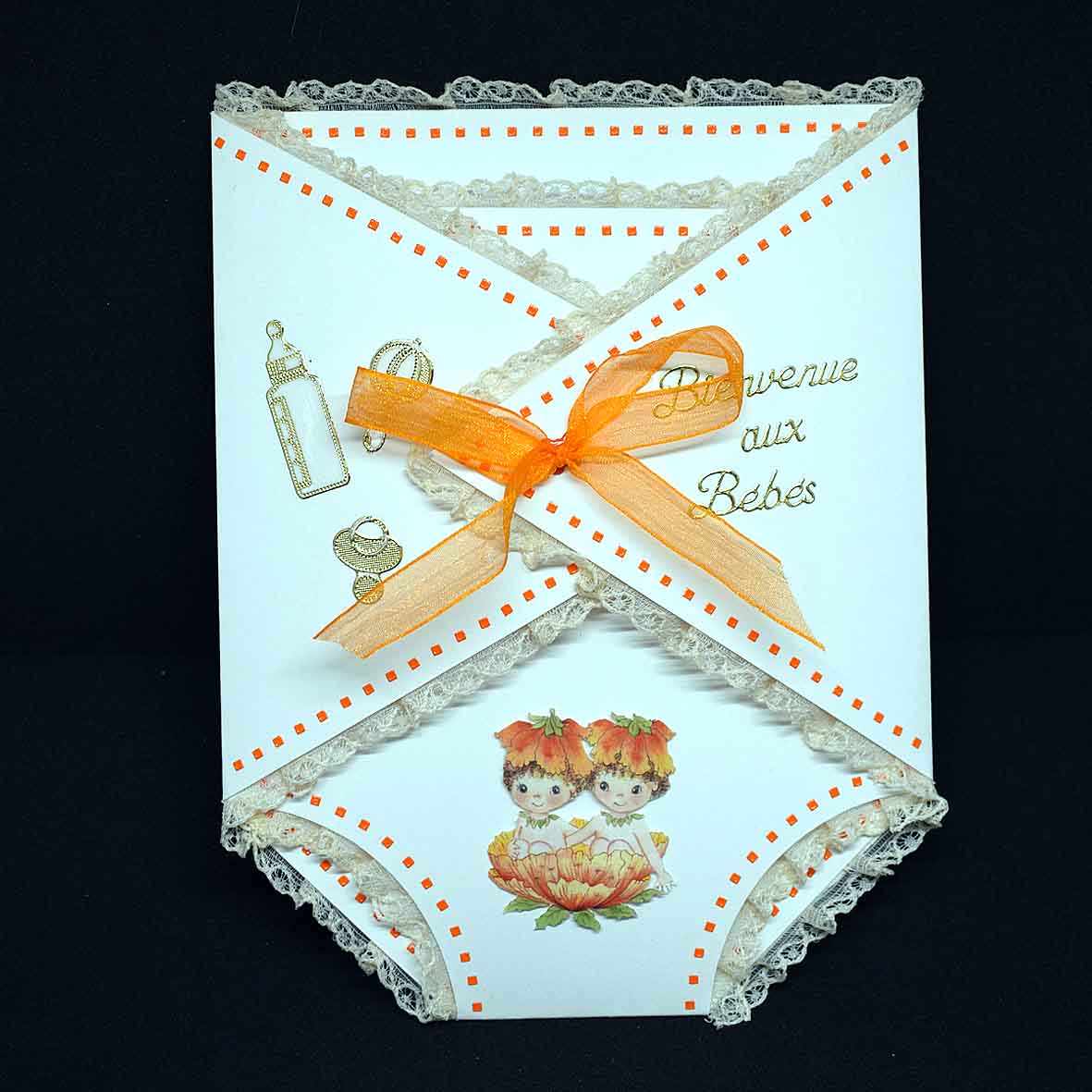 Carte de naissance en forme de lange blanche – Carte bébé jumeaux 3D faite main avec dentelle