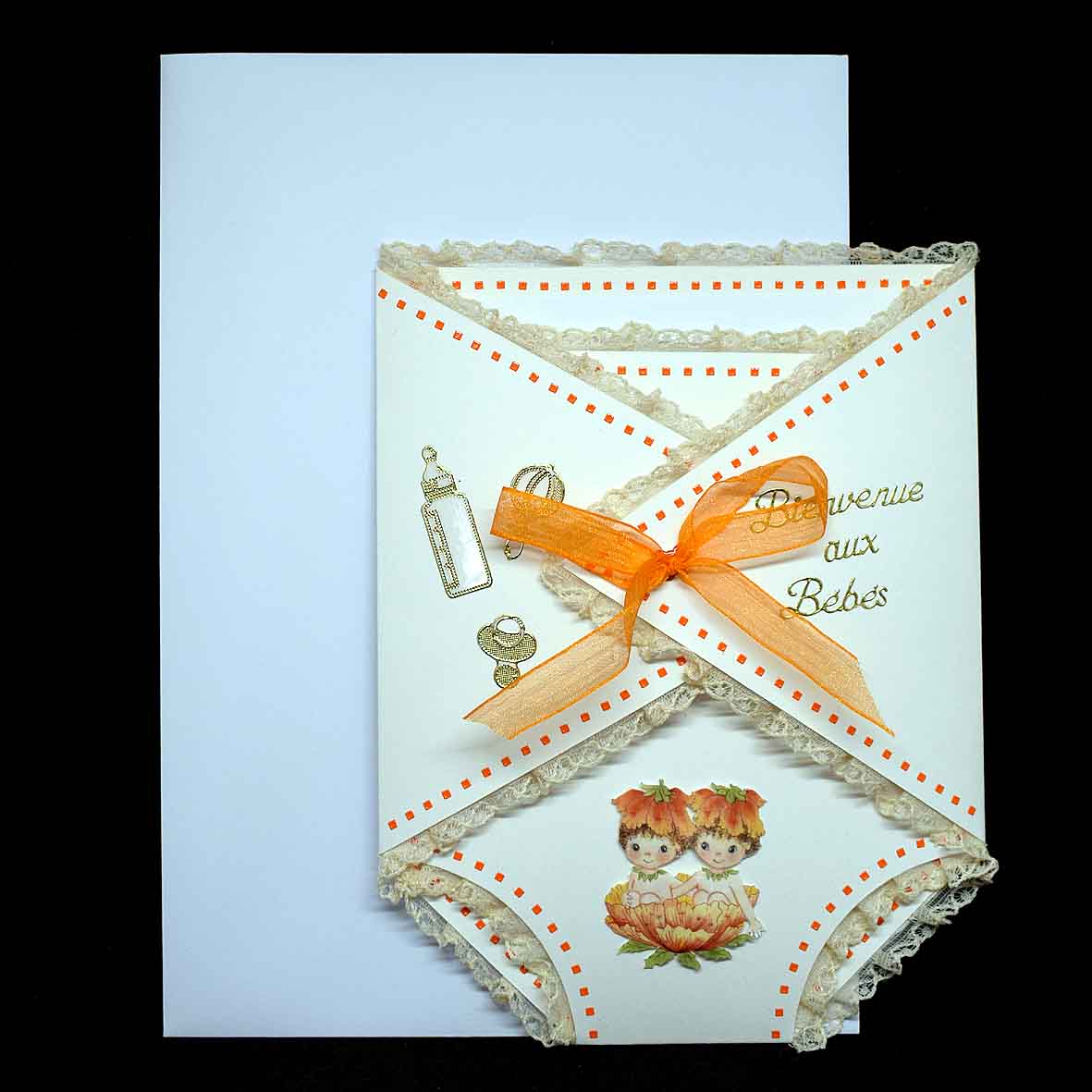 Carte de naissance en forme de lange blanche – Carte bébé jumeaux 3D faite main avec dentelle