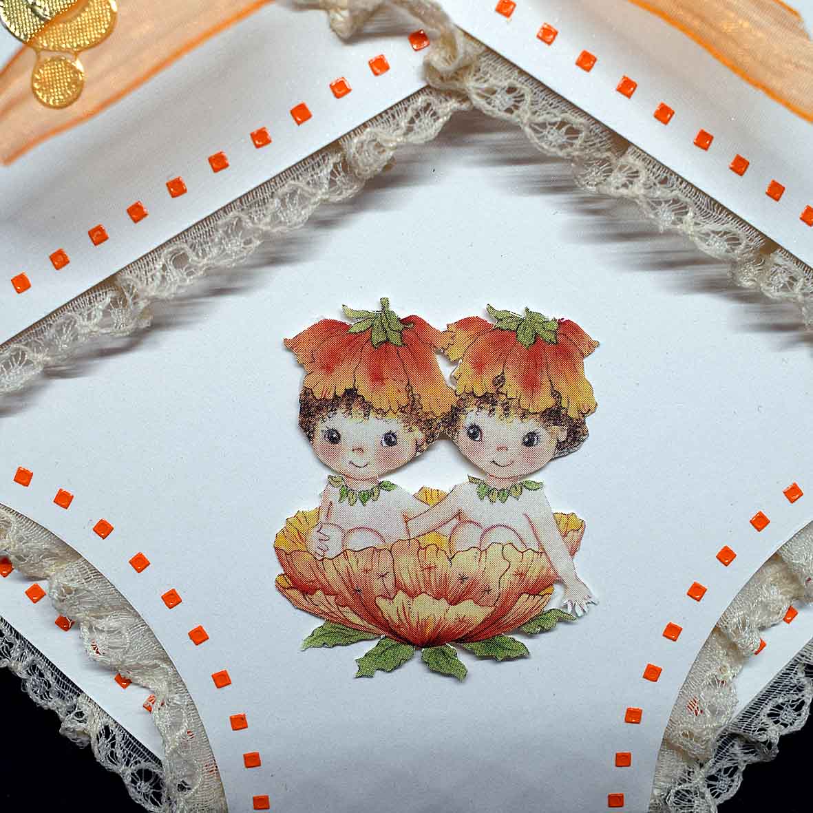 Carte de naissance en forme de lange blanche – Carte bébé jumeaux 3D faite main avec dentelle