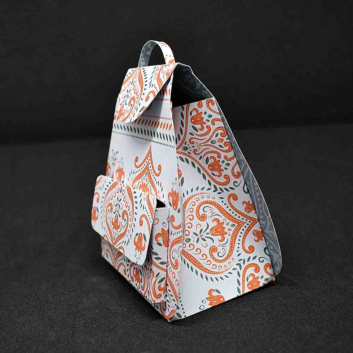 Petit sac à cadeau artisanal blanc et orangé aux motifs indou - boite surprise élégante personnalisable floraux indou