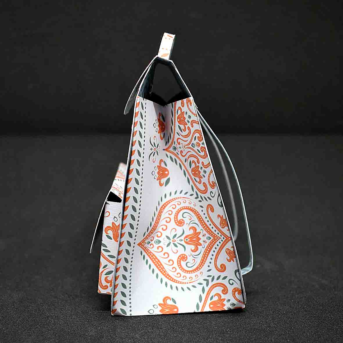 Petit sac à cadeau artisanal blanc et orangé aux motifs indou - boite surprise élégante personnalisable floraux indou