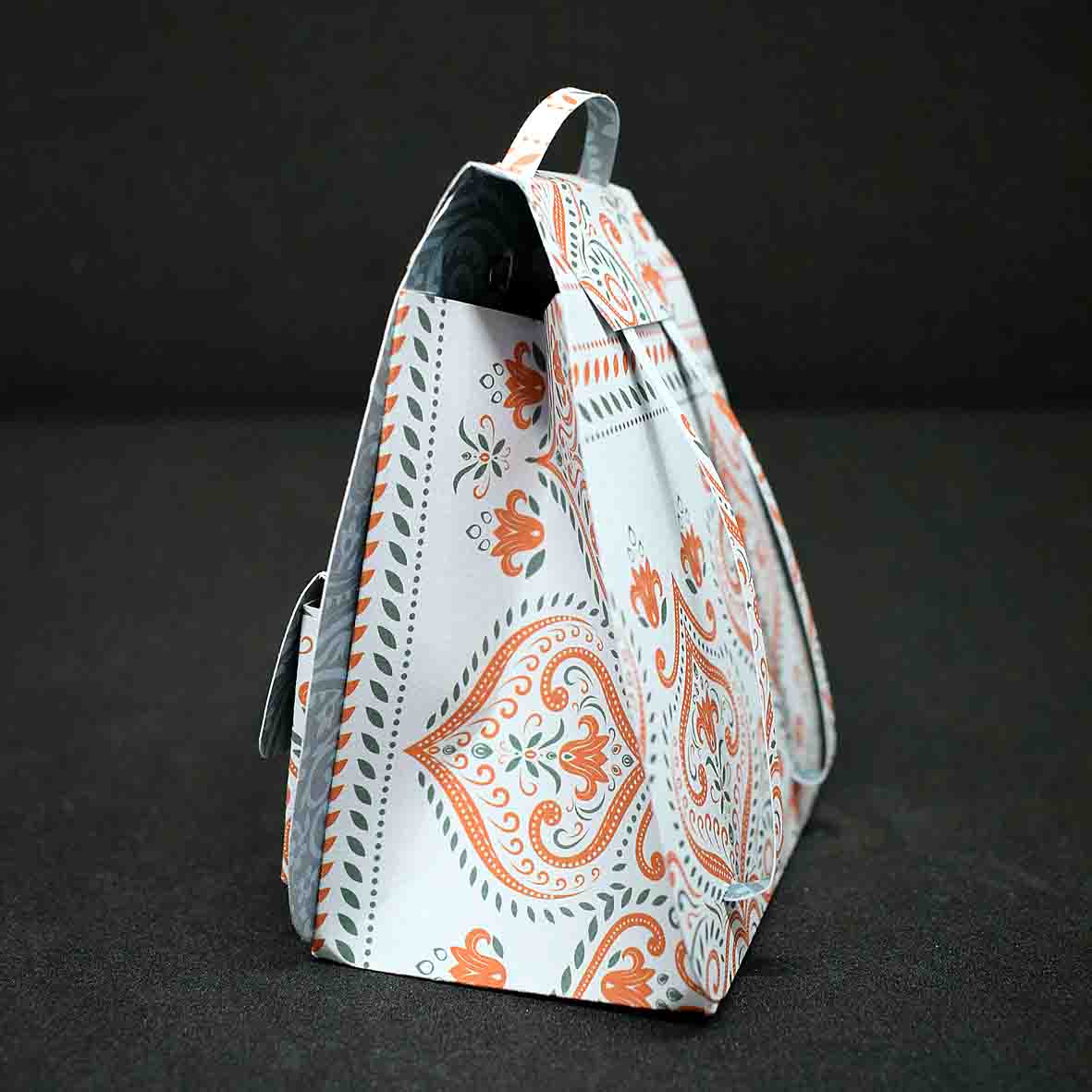 Petit sac à cadeau artisanal blanc et orangé aux motifs indou - boite surprise élégante personnalisable floraux indou