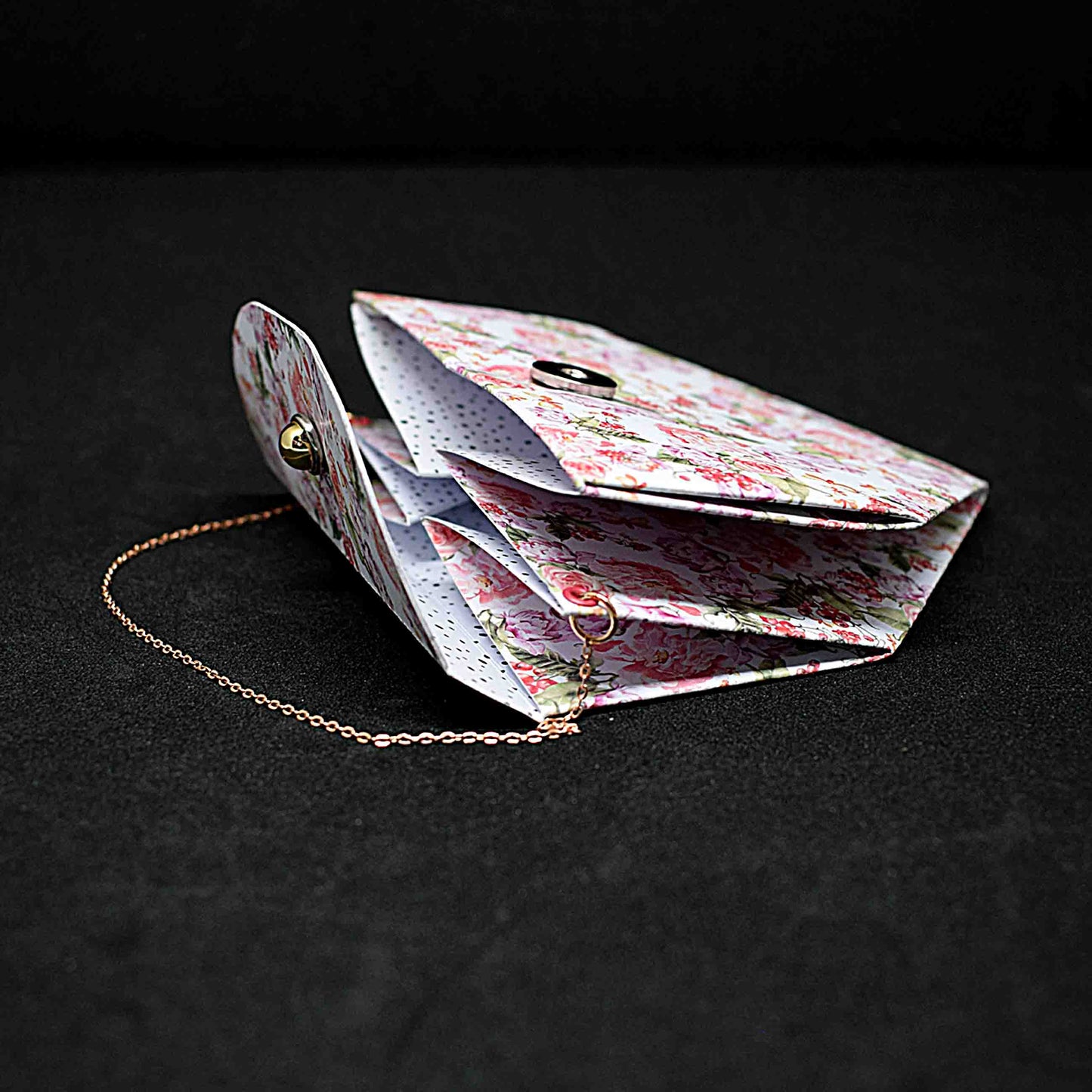 Petit sac à cadeau artisanal blanc aux motifs floraux anse chaine rose - boite surprise élégante personnalisable