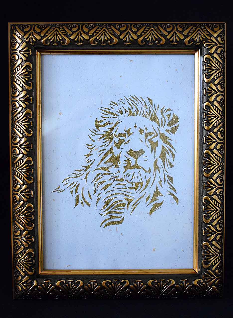 Cadre à suspendre ou à poser en relief, découpe de lion pailleté doré