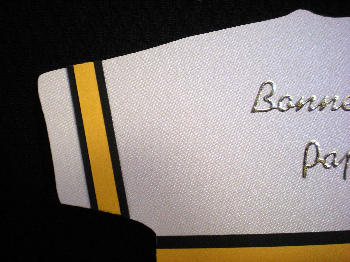 Carte fête des pères en relief , tee shirt blanc à rayures oranges et noires «papa connecté»