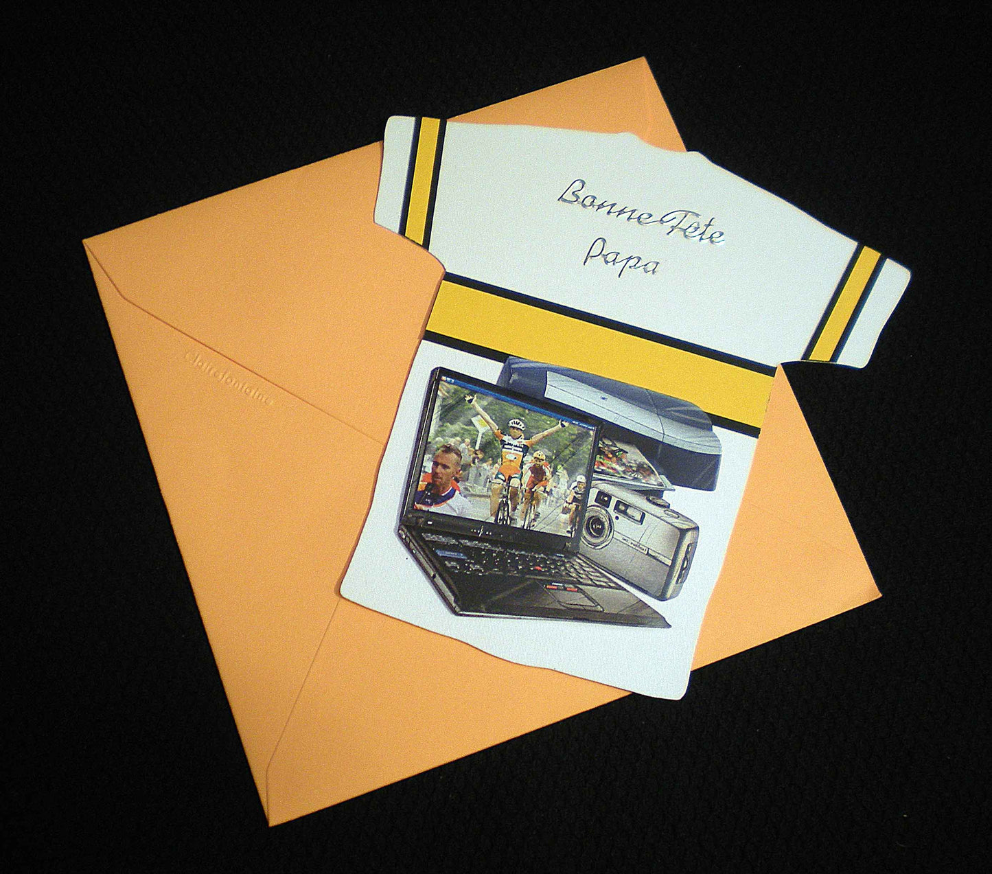 Carte fête des pères en relief , tee shirt blanc à rayures oranges et noires «papa connecté»