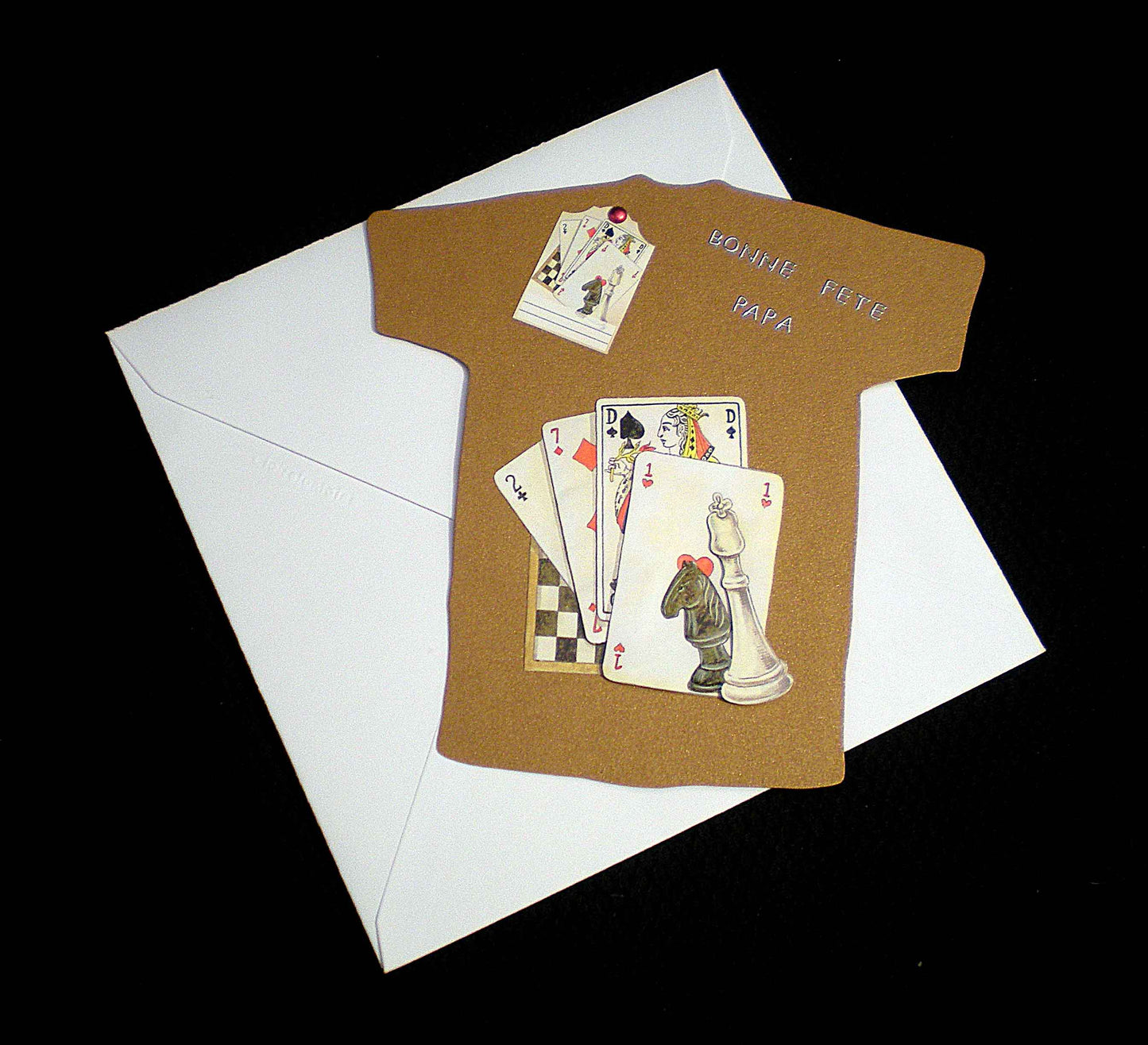 Carte fête des pères en relief , tee shirt marron « jeux de cartes et d'échecs »